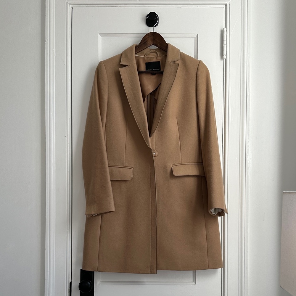 Banana republic Melton camel topcoat Nova Fides size 4 
EUC single button close